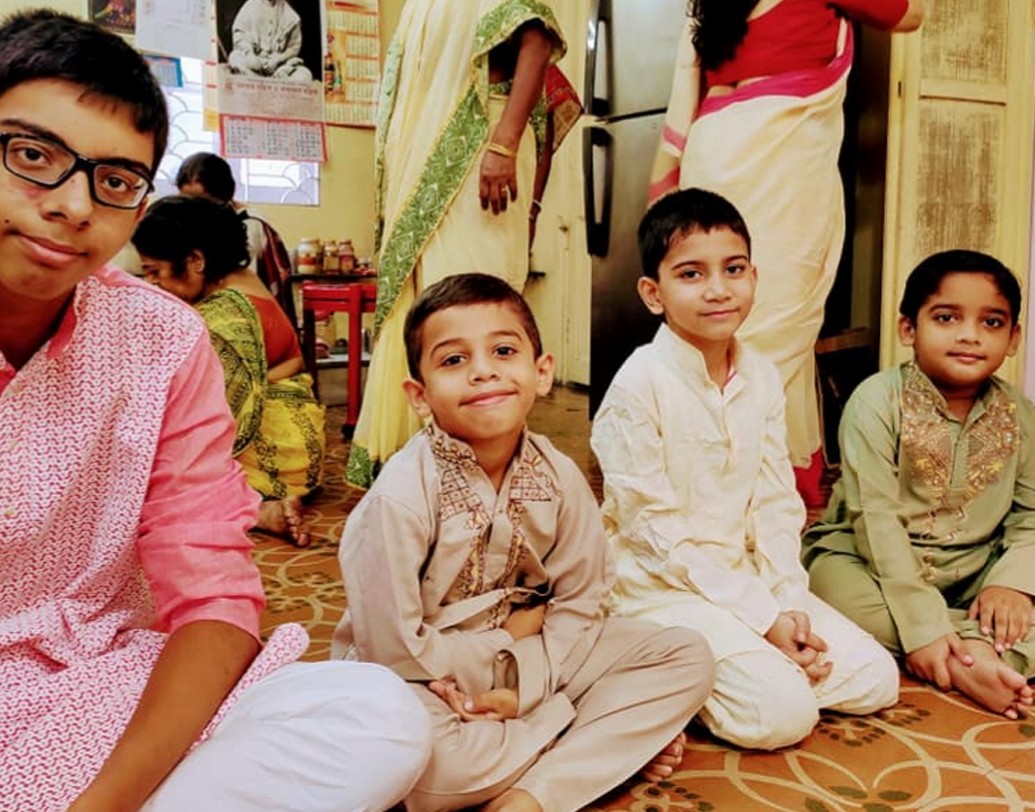 বাড়ির ছোটরাও এই পুজোর আনন্দ একসঙ্গে উপভোগ করে। হইচই, আনন্দ, খেলাধুলোর মধ্যে দিয়েই এই পুজোয় দিন কাটে তাদের।