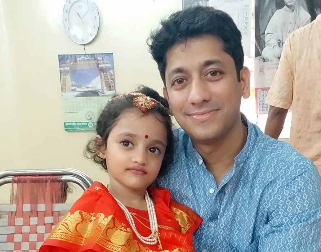 অষ্টমীর দিন এখানে পুজোর জাঁক অন্যান্য দিনের তুলনায় একটু বেশি। নিয়ম মেনে কুমারী পুজোও অনুষ্ঠিত হল।