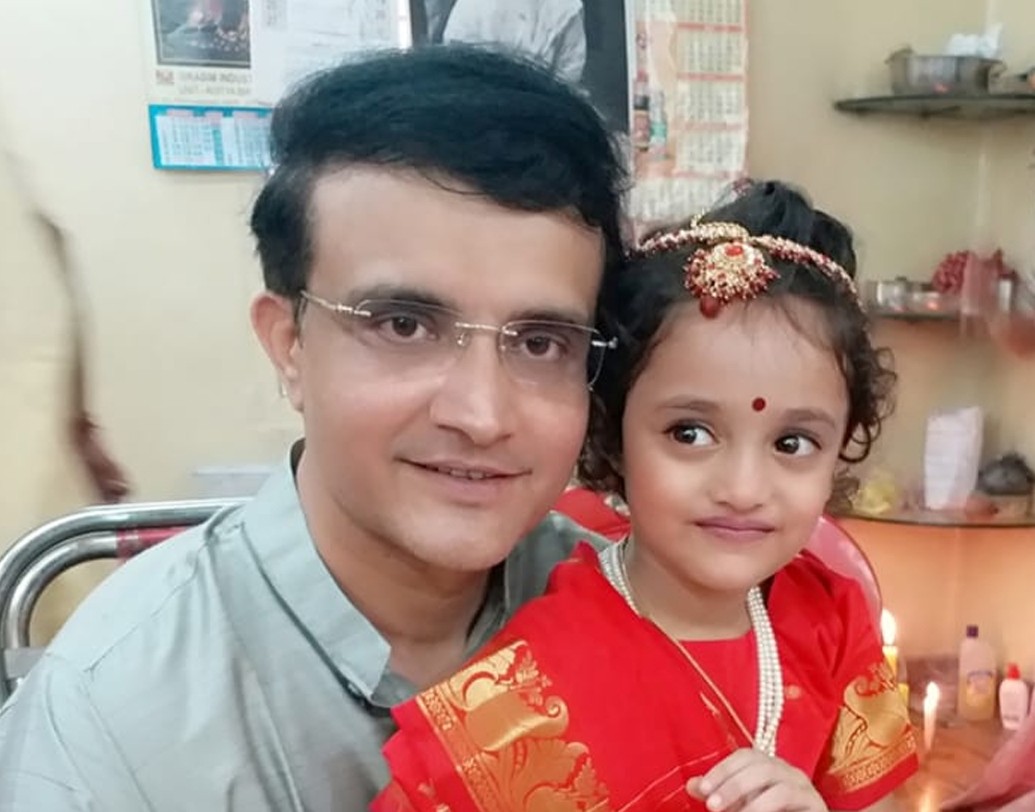 বেহালায় ঐতিহ্যশালী পুজোর মধ্যে সৌরভ গঙ্গোপাধ্যায়ের বাড়ির পুজো অন্যতম। নিয়ম-নীতি মেনে পুরনো এই পুজো নিয়ে পরিবারের সকলেই বেশ ব্যস্ত থাকেন।