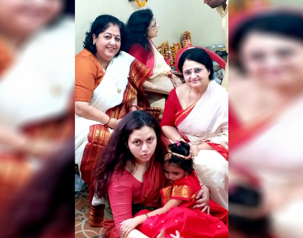 পুজোর পর বাড়ির কুমারীকে নিয়ে ছবিও তুললেন সৌরভের পরিবারের লোকজন। এই পুজো উপলক্ষে দূরদূরান্ত থেকে আত্মীয়স্বজনরাও আসেন বাড়ির পুজোতে।