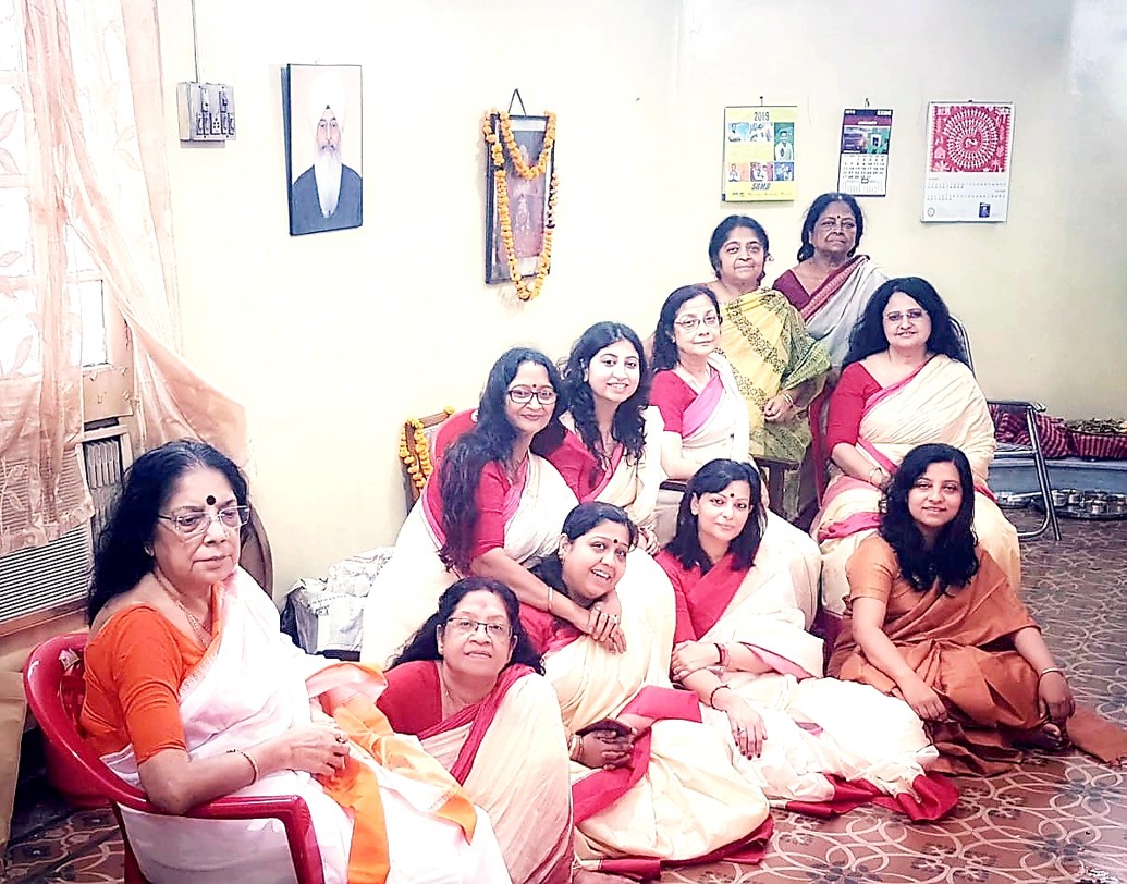 পুজোর পর বাড়ির মহিলারা একসঙ্গে ছবিও তুললেন। এই ক’টা দিন সকলে মিলিমিশে কাটিয়ে আবার ফিরবেন যে যার কাজে। তার আগে পারিবারিক এই মিলন সকলেরই বড় প্রিয়।