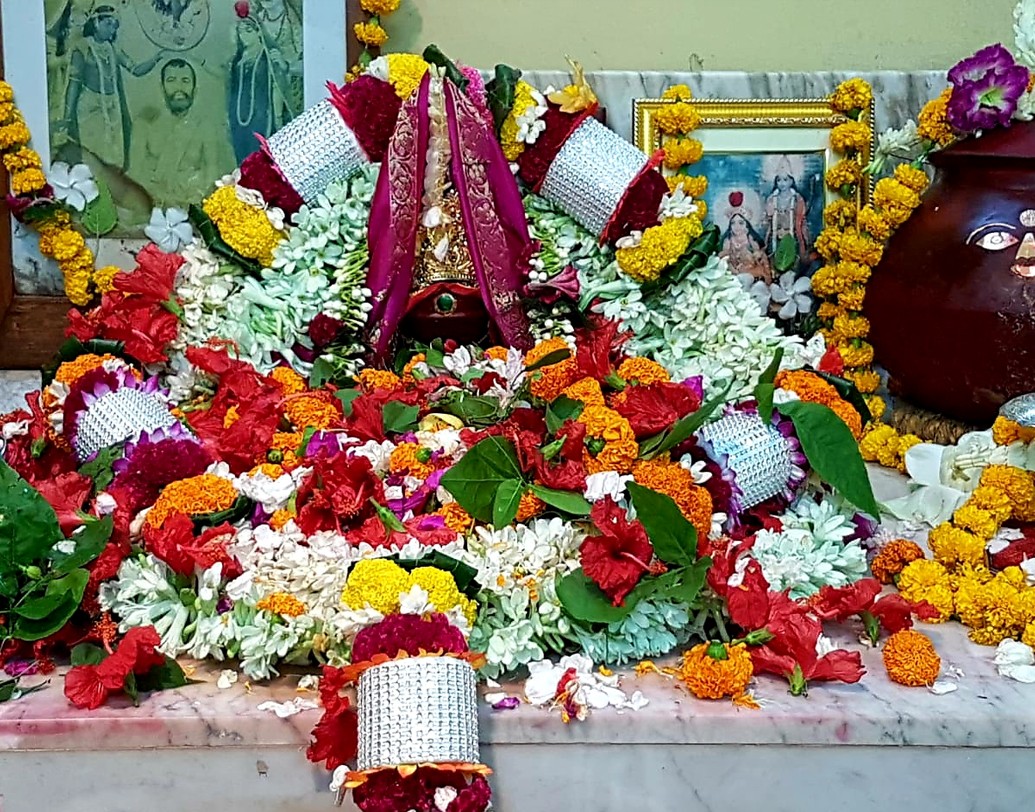 বিগ্রহ ও খুব জাঁকজমক না থাকলেও এই পুজো খ্যাত তার আন্তরিকতা ও নিয়মনিষ্ঠার জন্য। সব ব্যস্ততা সেরেও সৌরভ নিজেও উপস্থিত থাকেন বাড়ির এই পুজোয়।