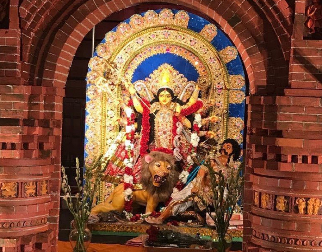 লস অ্যাঞ্জেলেস বলতেই হলিউড এবং বেভারলি হিলসের ঝাঁ চকচকে দুনিয়া ভেসে ওঠে চোখের সামনে। সেই গ্ল্যামারের ছটার মধ্যেই গত ৩৫ বছর ধরে দুর্গাপুজো করে আসছেন সেখানকার বাঙালিরা।