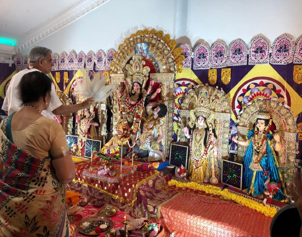 বাকিংহ্যামশায়ারের মিচ্যাম শহরের একটি ব্যাঙ্কোয়েট হলে দুর্গাপুজো হয়। গত ৪০ বছর ধরে সেখানে পুজো করছেন প্রবাসী বাঙালিরা। আজও এই পুজোয় বীরেন্দ্রকিশোর ভদ্রের চণ্ডীপাঠ বাজানো হয়।