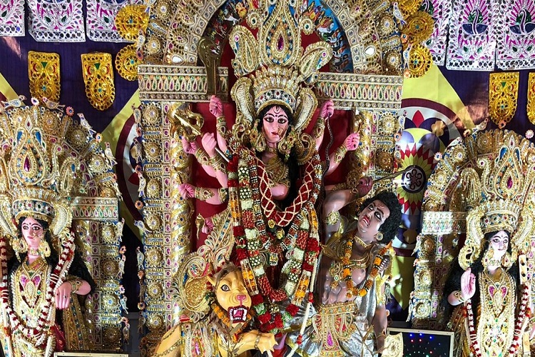 বৃষ্টি মাথায় করেই ভিড় জমেছে কলকাতার বিভিন্ন মণ্ডপে। তবে পিছিয়ে নেই প্রবাসী বাঙালিরাও। শারদ উৎসবের টানে ইতিমধ্যেই কলকাতায় ছুটে এসেছেন অনেকে। তবে যাঁদের পক্ষে তা সম্ভব হয়নি, বিদেশেই একটুকরো বঙ্গদেশ তৈরি করে ফেলেছেন তাঁরা। পুরোদমে দেবীর আরাধনা চলছে সেখানে। বিদেশের এমনই কিছু পুজোর হালহকিকত রইল আপনাদের জন্য।