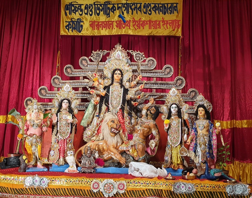 দক্ষিণ ইয়র্কশায়ারের ছবির মতো সুন্দর শহর বার্ন্সলিতে শেফিল্ডের দুর্গাপুজো হয়। এ বছর পুজোর ৩০ বছর পূর্তি। কুমোরটুলি থেকে প্রতিমা গিয়েছে। পাঁচ দিন ধরে পুজো সেখানে।