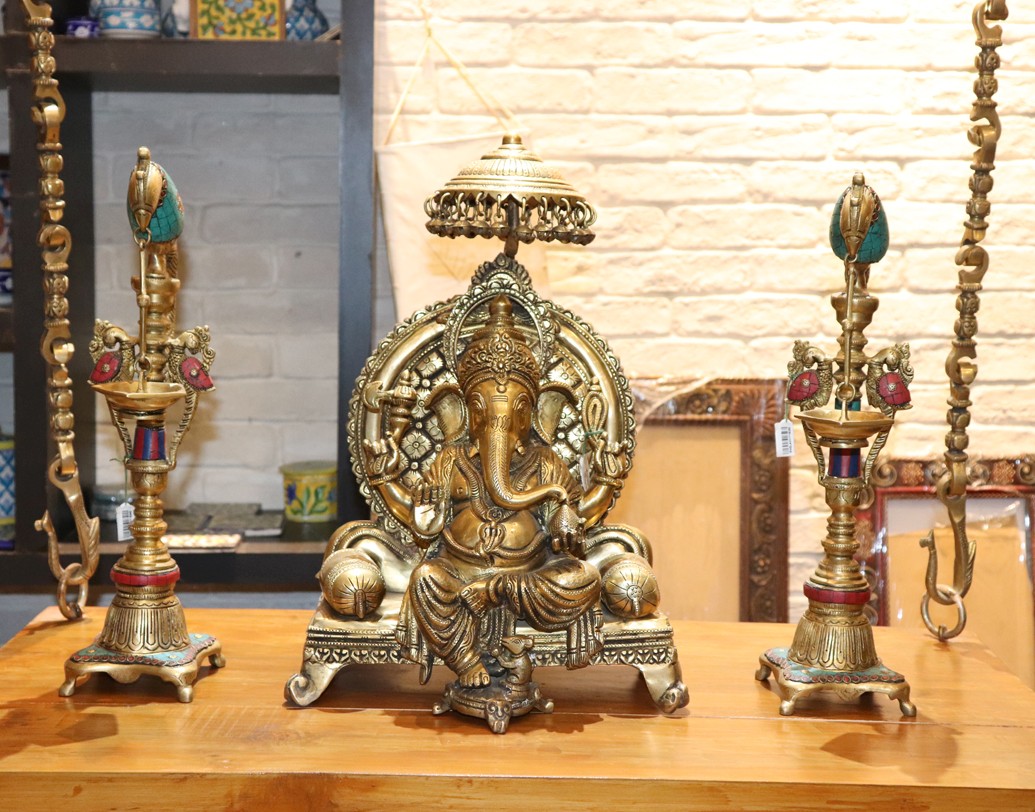 উৎসবের মরসুমে কেবল নিজেকে নয় সাজিয়ে তুলুন নিজের ঘরগেরস্থালিও। ‘গ্লো-এন-গ্লিটার’-এ আপনি পেয়ে যাবেন গৃহসজ্জার রকমারি সরঞ্জাম। অন্দরসাজের ভাবনায় সর্বদা রাখুন নিজস্ব রুচিবোধের ছোঁয়া।