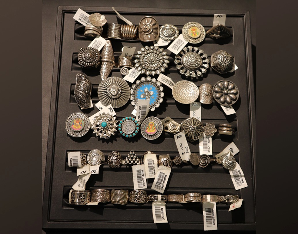 হাতের পরুন ওভারসাইজড আংটি। রঙিন পাথর বসানো নিখুঁত হাতের কাজের এই আংটি আপনার সাজে এনে দেবে ট্রেন্ডি ফ্যাশনেবল লুক। ১৫০০- ৫০০০ টাকায় আপনি পেয়ে যাবেল এই প্রকার রুপোর আংটির সম্ভার।