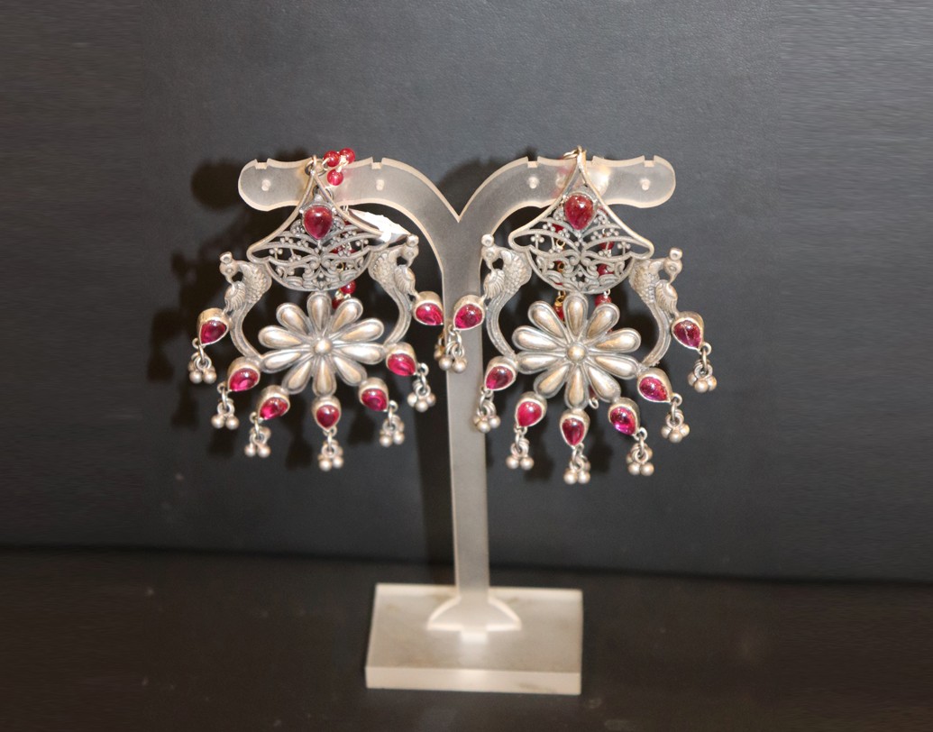 গলায় কিছু পরতে না চাইলে কানে পরে ফেলুন এ রূপ চাঁদবালি। শাড়ি, কুর্তি কিংবা চুড়িদারের সঙ্গে পুজোর সাজ জমিয়ে দিতে রঙিন পাথর-যুক্ত এই প্রকার দুলের কোনও তুলনা হবে না। দাম ৬ হাজার ২০০ টাকা।