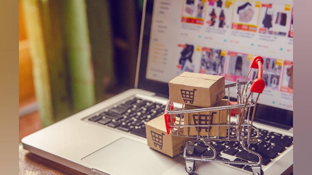 দুর্গা পুজোর কিছু দিন আগেই নামী অনলাইন পণ্য বিপণন সংস্থা আমাজন এবং ফ্লিপকার্ট তাদের গ্রাহকদের জন্য এনেছিল বিপুল ছাড়ের সুযোগ। বিভিন্ন পণ্য তাদের আসল দামের থেকে অনেক কম দামে বিক্রি করেছিল সংস্থা। গ্রাহকেরাও এই সুযোগ হাতছাড়া করেননি। কিনে ফেলেছেন পছন্দের জিনিস।