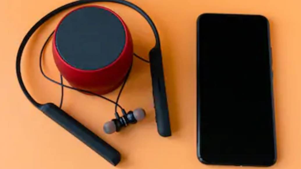 কিন্তু অনেকেরই হয়ত সেই সময়ে কেনা হয়ে ওঠেনি সাধের স্মার্টফোন কিংবা নামী ব্র্যান্ডের স্পিকার। ভাবছেন সুযোগ বুঝি হাতছাড়া হল? মোটেই না। আপনাদের জন্যই ফের আমাজন এবং ফ্লিপকার্ট নিয়ে এল দীপাবলি স্পেশাল সেল। কবে থেকে শুরু হচ্ছে এই সেল?