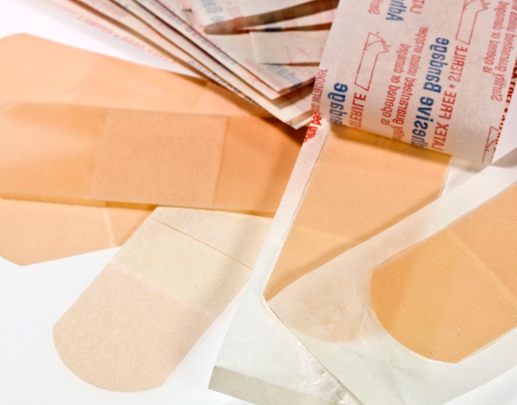 বেরোনোর সময় কাছে রাখুন ব্যান্ড এড। অনেক সময় নতুন জুতোয় পা কেটে যায়। তখন ক্ষতস্থানে লাগিয়ে নিন এই ব্যান্ড এড।