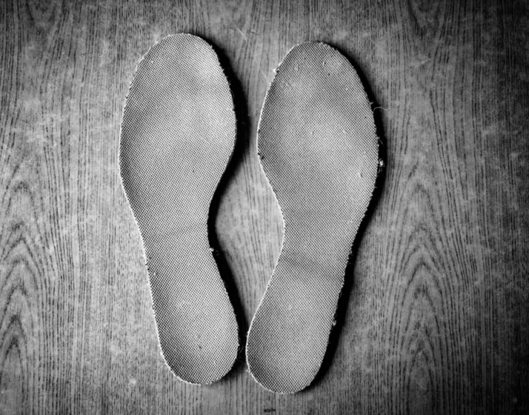 জুতো কেনার সময় কিছু বিষয় মাথায় রাখুন। প্যান্ডেলে প্যান্ডেলে ঘুরে ঠাকুর দেখার জন্য এমন জুতো বাছুন, যা পরে আপনি স্বাচ্ছন্দ্য বোধ করবেন। জুতোর ভেতরের সোল যেন হয় নরম।