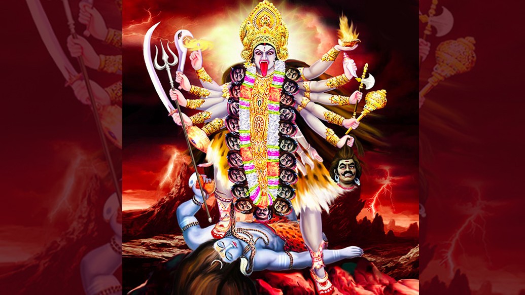 মহাকালীর রূপ নিয়ে দু’টি মত রয়েছে। তন্ত্রসার গ্রন্থমতে, মহাকালীর ৫ মুখ, ১৫ চোখ। তবে শ্রীশ্রীচণ্ডী মতে আদ্যাশক্তিকে ১০ মুখ, হাত, পা ও ৩০০ চোখের দেবী রূপে কল্পনা করা হয়েছে।