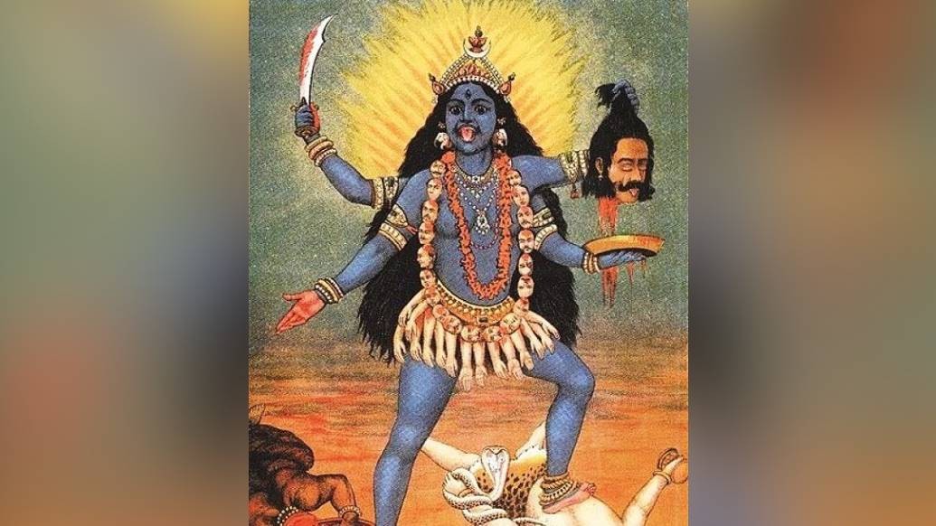 তন্ত্রমতে অবশ্য ভদ্রকালী কালির মতো কৃষ্ণবর্ণা, কোটরাক্ষী, মুক্তকেশী। তিনি জগৎকে গ্রাস করছেন। তাঁর হাতে জ্বলন্ত অগ্নিশিখাও রয়েছে।