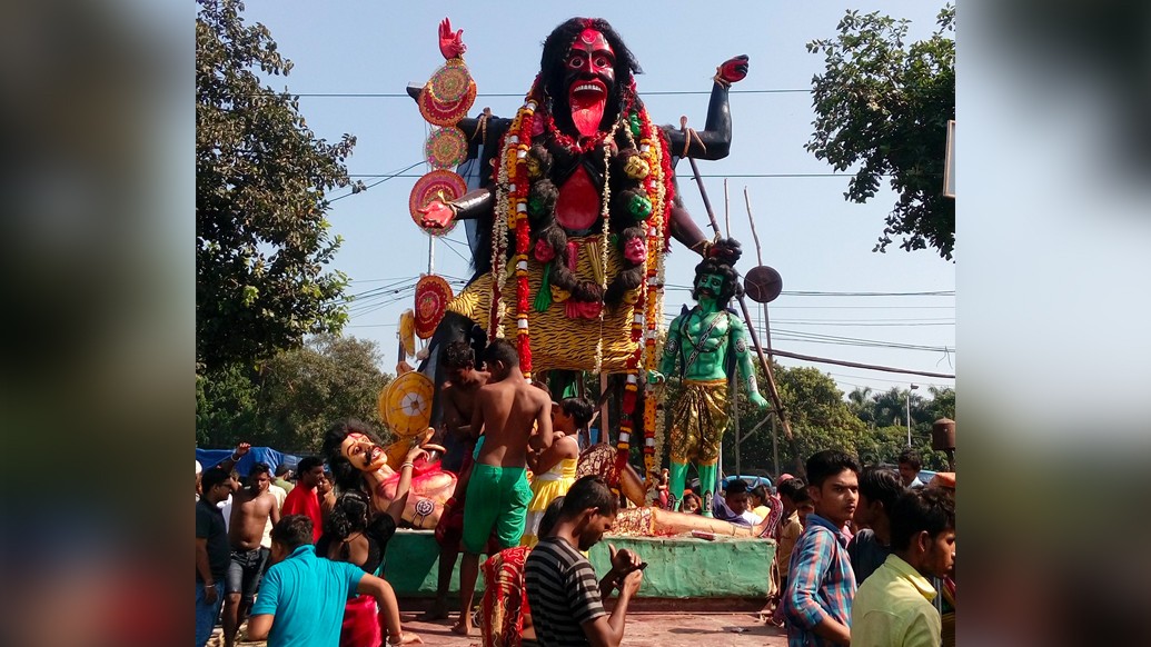 ভক্ত ও সাধকদের কাছে কালীর একটি প্রসিদ্ধ রূপ চামুণ্ডাকালী বা চামুণ্ডা। দেবীভাগবত পুরাণ ও মার্কণ্ডেয় পুরাণের বর্ণনা অনুযায়ী, চামুণ্ডা চণ্ড ও মুণ্ড নামক দুই অসুর বধের জন্য দেবী দুর্গার কুঁচকে যাওয়া কপাল থেকে উৎপন্ন হন।