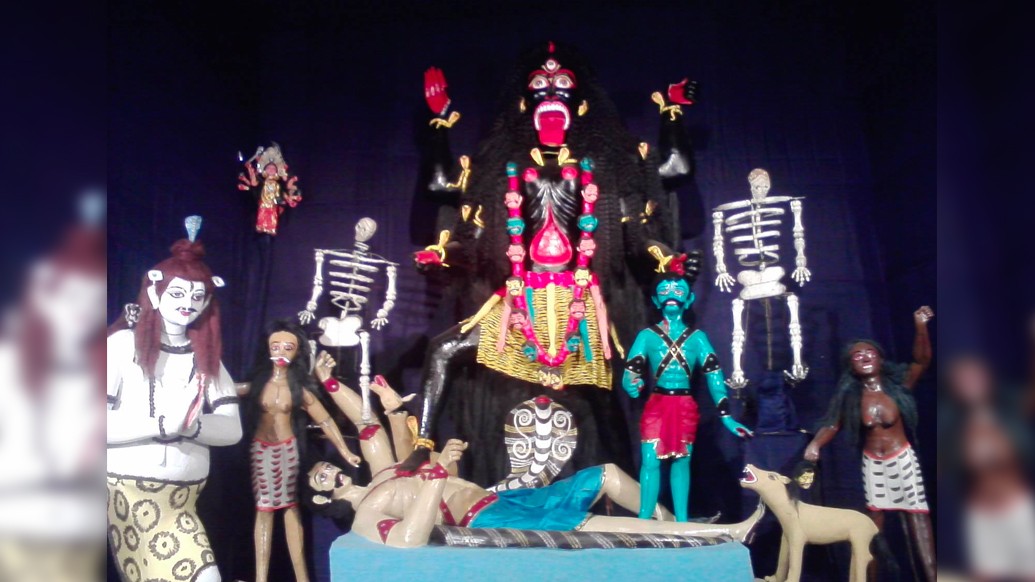 ভাগবতপুরাণ বলছে, দেবী চামুণ্ডার পরিধানে ব্যাঘ্রচর্ম; অস্তিচর্মসার শরীর ও বিকট দাঁত। অগ্নিপুরাণে ৮ রকম চামুণ্ডার কথা বলা হয়েছে। তাঁর মন্ত্রও অনেক।