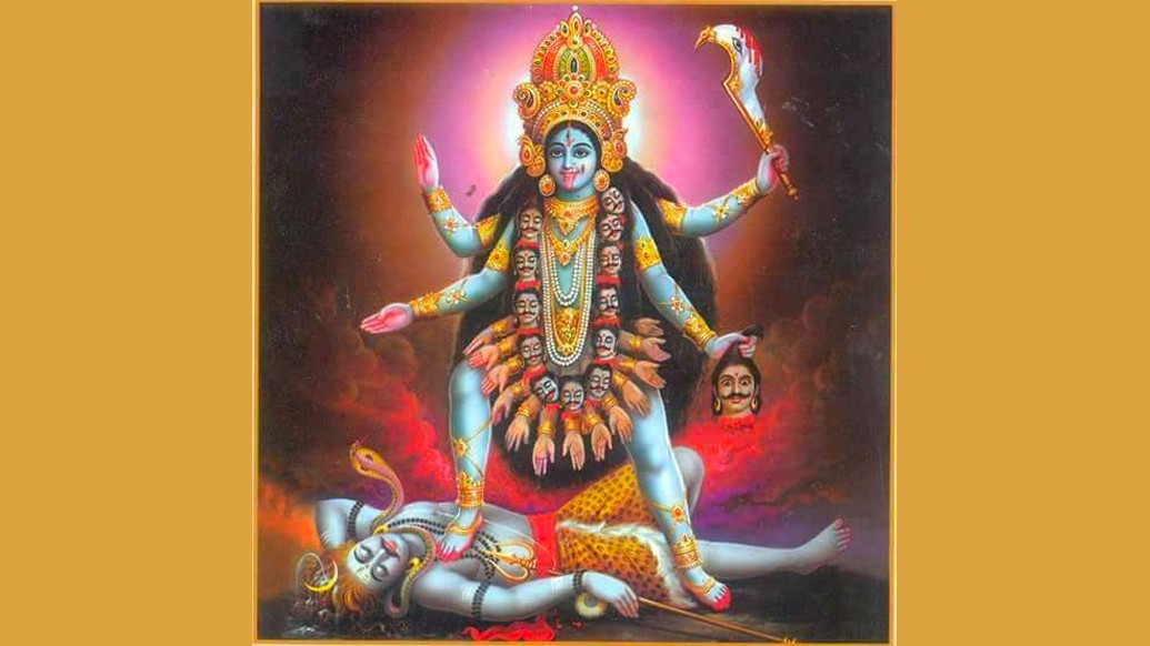 দক্ষিণাকালীর চারটি হাতের মধ্যে তাঁর দুই বাম হাতে সদ্যছিন্ন নরমুণ্ড ও খড়্গ। দুই ডান হাতে বর ও অভয় মুদ্রা।