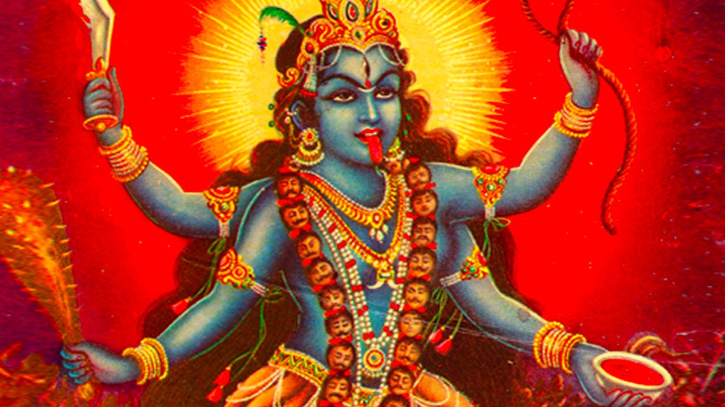 দক্ষিণাকালী ত্রিনয়নী এবং মহাদেবের বুকে দণ্ডায়মান। তাঁর ডান পা শিবের বক্ষে স্থাপিত। কেন এই নাম দেবীর?