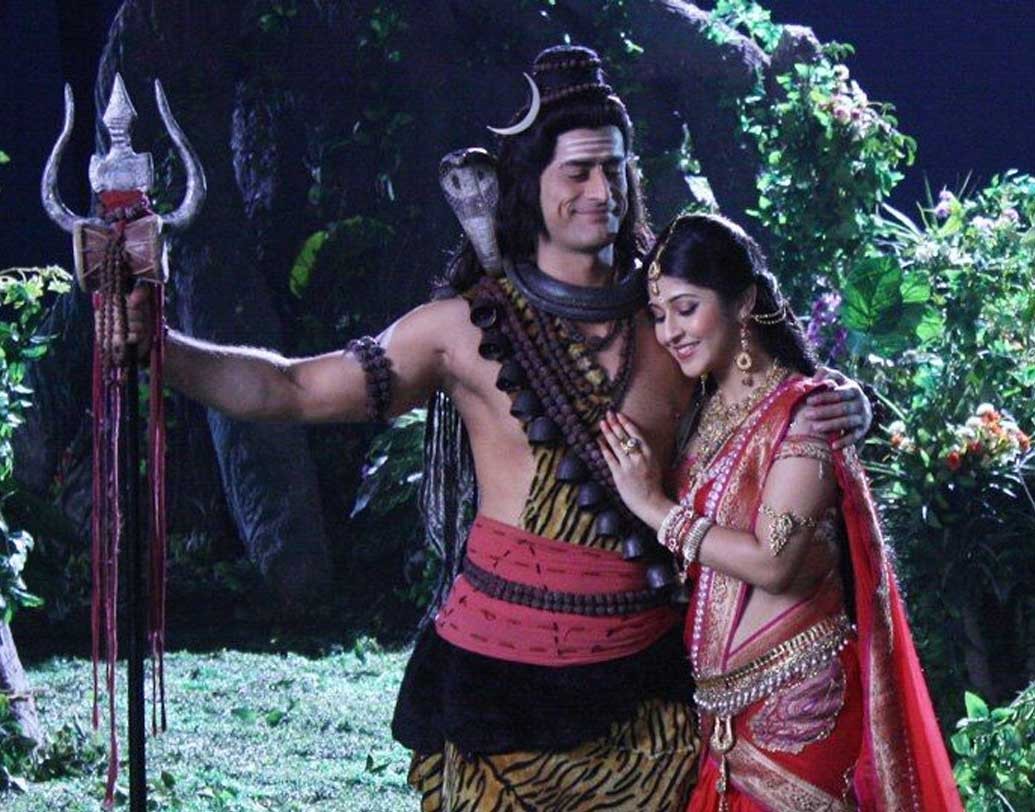 গিরিবর হিমালয়ের পত্নীর নাম মেনা বা মেনকা। তাঁদের দুই মেয়ে। বড় মেয়ে জাহ্নবী, ছোট পার্বতী। দেবতাদের অনুরোধে জাহ্নবীকে স্বর্গে পাঠিয়ে দেন হিমালয়। গঙ্গা পরে মর্ত্য আর পাতালেও প্রবাহিনী হন। আর উমা (পার্বতী) তপস্যা করে মহাদেবকে পতিত্বে বরণ করেন।