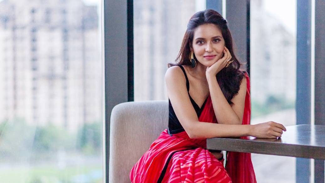 পুজোয় তাই প্রিয়াঙ্কার ট্রেন্ড ক্যাজুয়াল লুক-ই। বললেন, “লাল তো পুজোর রং। সেই ভেবে লাল হাল্কা সুতির শাড়ির সঙ্গে ব্লাউজটা অন্য রকম করে বেল্ট দিয়ে পরলাম। গরমের আবহাওয়ায় সাজটা লাইট রাখাই ভাল।”