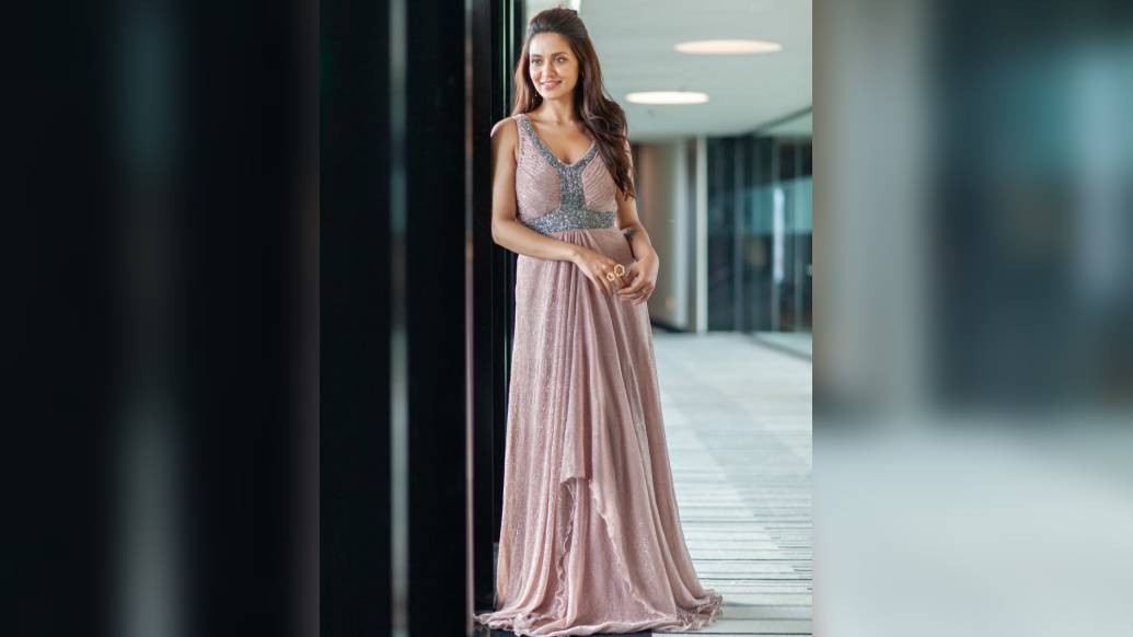 এই পুজোয় হাউজ পার্টি বেশি হবে। তাই বন্ধুদের সঙ্গে আড্ডায় প্রিয়াঙ্কা বেছে নিচ্ছেন শরারা। সঙ্গে ছোট কিছু অ্যাক্সেসরিজ। পুজোর সন্ধ্যেয় নিজের জন্য তাঁর পছন্দ হাল্কা গোলাপি আর মভের মিশেলে লং স্লিভলেস গাউন।