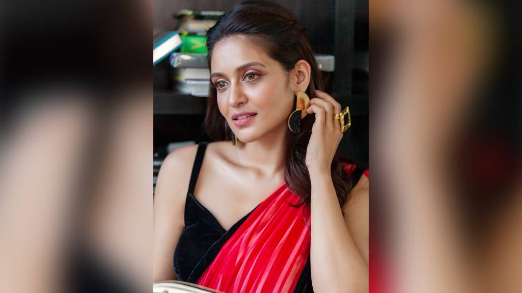 সাসপেন্স, থ্রিলার, ত্রিকোণ প্রেম- 'হ্যালো'তে ছিল সবই। এ বার সেই ঘটনাক্রমই ফিরে এসেছে চূড়ান্ত কাউন্টডাউন নিয়ে। মুখ্য চরিত্রে জয় সেনগুপ্ত, প্রিয়াঙ্কা সরকার, রাইমা সেন।