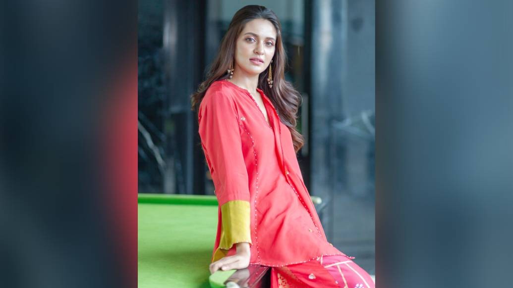 এই অতিমারীর অচেনা দিনে প্রিয়াঙ্কার এক অন্য রূপও দেখেছে এ শহর। সংসার-বাচ্চা সামলেও ফুটপাথবাসীদের পাশে দাঁড়িয়েছেন। বৃষ্টির মধ্যে বিলি করেছেন ত্রিপলও।