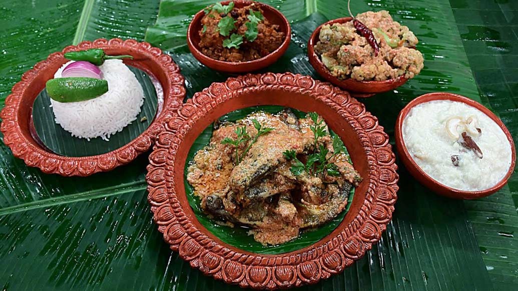 অষ্টমীতে ভাত না লুচি? বরং আমিষ আর নিরামিষের সহবাস ঘটুক রাতে। সৌজন্যে দই পাবদা, মোচার বড়ার ডালনা। নবমীর দিন একটু রেস্ট নিন বরং। একটা দিন বাইরের খাবার দাঁতে না কাটলে মান থাকে নাকি?