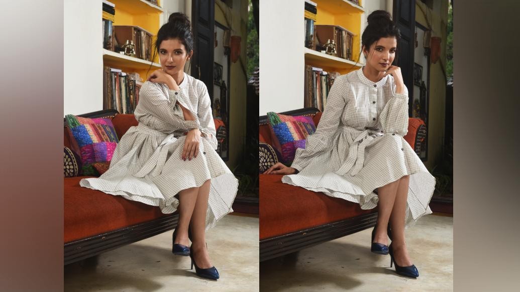 ডিপ কাট ব্লাউজে, ক্লিভেজের পেলব ইশারায় লাল-কালো দুর্গা শাড়িতে মোহময়ী হয়ে উঠলেন অনুরাধা।

দু'টি ড্রেস: ভ্রমরা ডিজাইন এন্ড কো এবং ফানুস বাই রোজা,
শাড়ি ও ব্লাউজ: পরমা,
গহনা: আর্থামেন্টস্,
স্টাইলিস্ট: পৌলমী গুপ্তা,
ছবি: শুভেন্দু চাকী,
শুটিং কোঅর্ডিনেটোর: স্রবন্তী বন্দ্যোপাধ্যায়।