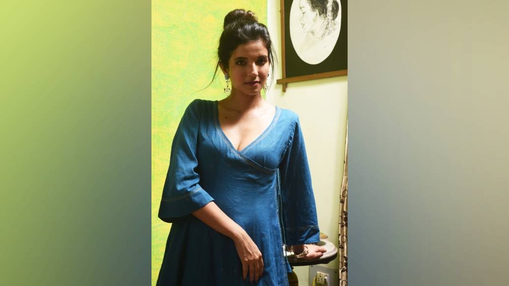 শিলাদিত্য মৌলিকের ‘সোয়েটার’ ছবিতে প্রথম আত্মপ্রকাশ। সপ্তমীর সকালের আড্ডার জন্য সাদা কটনের সূক্ষ্ণ চেকসের পোশাক বেছে নিলেন অনুরাধা। শুটের মাঝেই বললেন, পুজোর দিন বা কাজের দিন খাওয়ার উপর বিশেষ নজরদারি করতে হয় না তাঁকে। মজা করে বললেন, ‘‘তবে দুর্গাপুজোয় রোল, ফুচকার সঙ্গে রাস্তার বিরিয়ানি না খেলে কলকাতার পুজো মনেই হয় না।’’