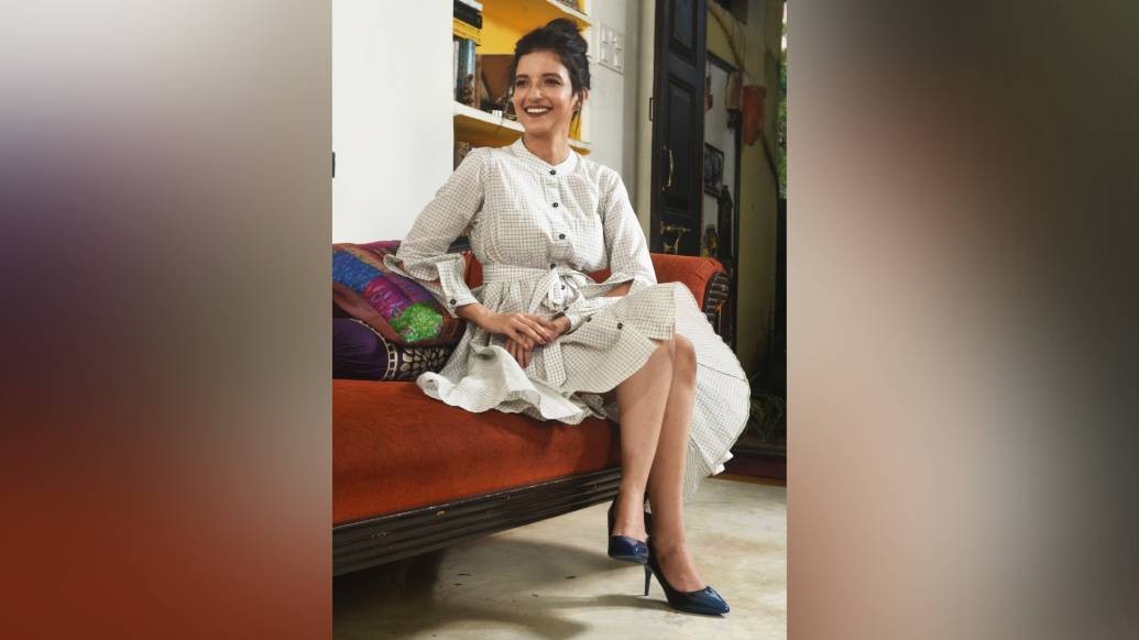 বিরিয়ানি খাওয়ার মতো পুজোয় প্রেমে পড়েছেন অনেক! প্রেম নিয়ে উচ্ছ্বসিত অনুরাধা বললেন, ‘‘প্রেম স্কুল থেকে ছিল আমার। আমি খুব পাকা এ সব ব্যাপারে। পুজোয় প্রথম প্রেম হয়। আমার ফার্স্ট বয়ফ্রেন্ড অ্যাক্টর হওয়ার ক্ষেত্রে আপত্তি জানায়। সে জন্য ব্রেকআপ হয়ে যায়। আর  পুজোয় তো একটা করে প্রেম হয়। কিন্তু স্টে করে না। পুজোর প্রেম এ রকমই হয়। আসলে পুজো মানেই তো গ্যাদারিং। বাইরে থেকে অনেকে আসে। বন্ধুর বন্ধু, বা বন্ধুর দাদা...!’’