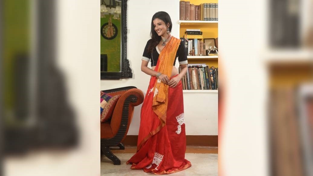 কালীর পুজো করেন। কালীভক্ত মানেই যে তিনি কালাজাদুও জানেন এমনটা নয়— গত কয়েক দিন ধরে চলা বাঙালি মেয়েদের প্রতি কদর্য মন্তব্যের পর সোশ্যাল মিডিয়ায় এমনই পোস্ট করেছিলেন অভিনেত্রী অনুরাধা মুখোপাধ্যায়। আর এর পর ট্রোলিং-এর শিকার হতে হয়েছিল স্পষ্টভাষী অনুরাধাকে। সে ঝড় পেরিয়ে এসেছেন তিনি।