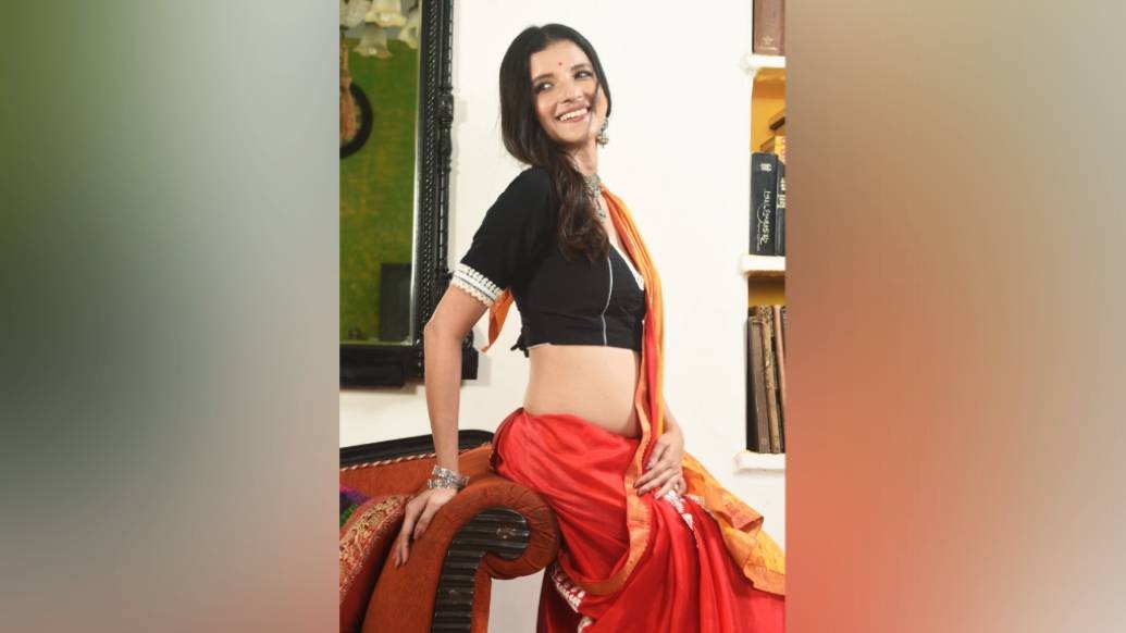 বন্ধুদের সন্ধে আড্ডায় অনুরাধার পছন্দ শাড়ি আর রূপোর গয়না। একঘেয়ে শাড়ি নয়। দুগ্গা আঁকা ব্লাউজের পাশ থেকে আঁচল ফেলে সাহসী হলেন তিনি বললেন ‘‘এসথেটিক্যালি শুট করতে আপত্তি নেই আমার। সেখানে যদি শরীর মেলে ধরার প্রসঙ্গ আসে তাতে অভিনেত্রী হিসেবে আমি কতটা স্বচ্ছন্দ বোধ করি সেটাও তো বুঝতে হবে।’’