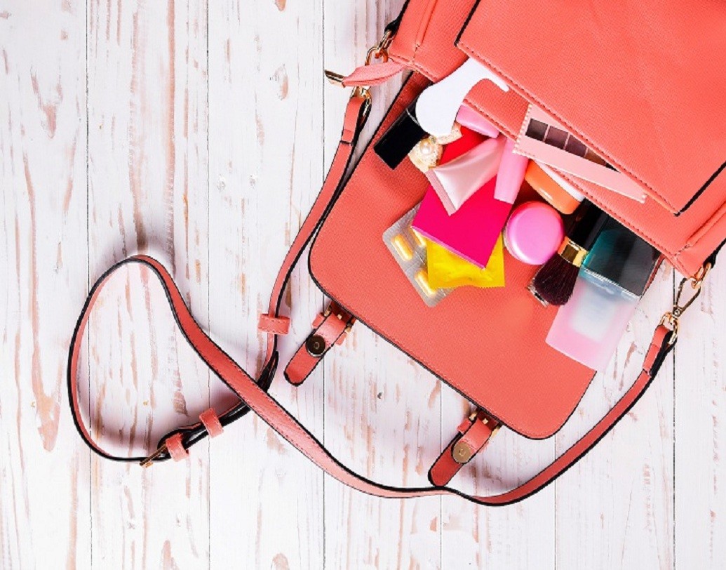 ব্যাগে টুকিটাকি জিনিসগুলি গুছিয়ে রাখতে ক্ষতি কোথায়? জেনে নিন, কোন বিশেষ জিনিসগুলি ভুলে গেলে আপনার পুজোয় বেড়ানো হতে পারে মাটি।