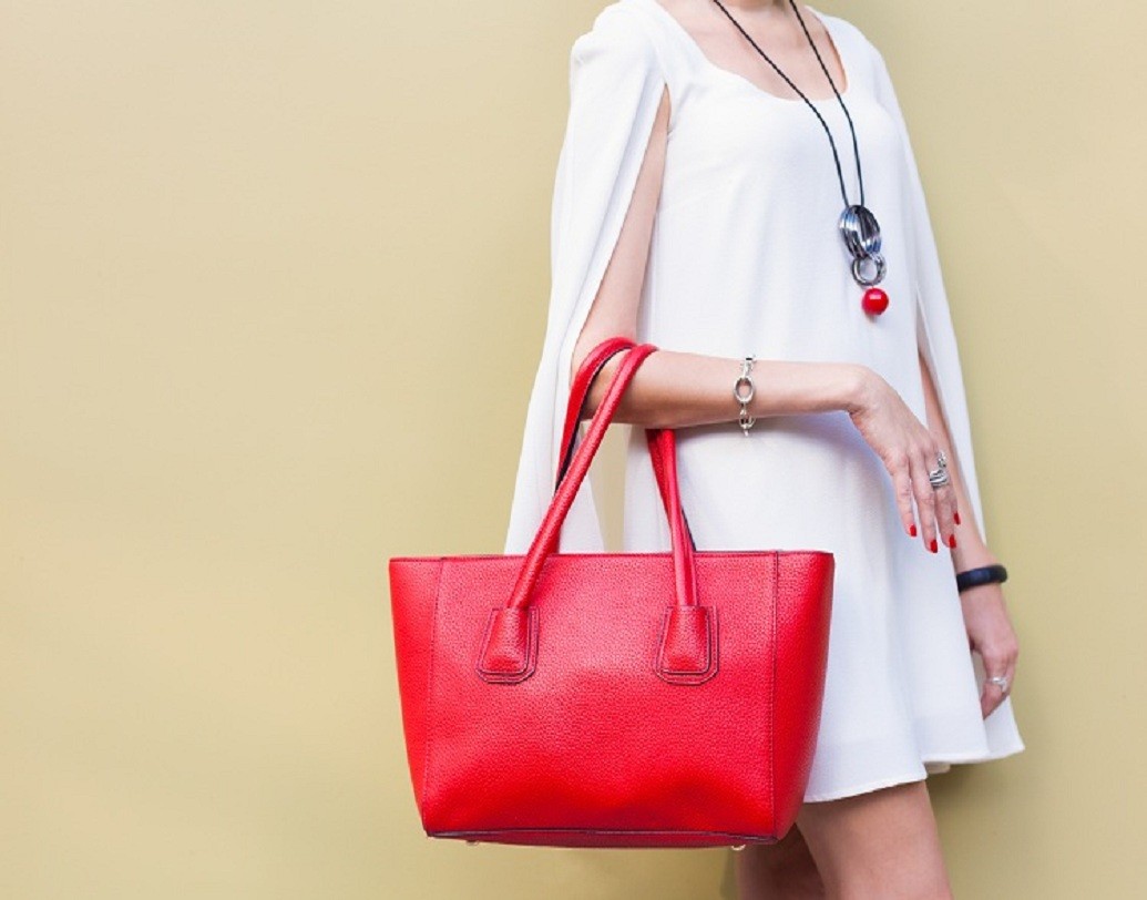 পুজোর ক’দিন বেশির ভাগ সময়টাই কাটবে বাড়ির বাইরে। পুজোর পোশাকের সঙ্গে ক্যারি করতে ভুলবেন না মানানসই ব্যাগ। ব্যাগেই ভরে ফেলতে পারেন আপনার সারা দিনের প্রয়োজনীয় সামগ্রী।