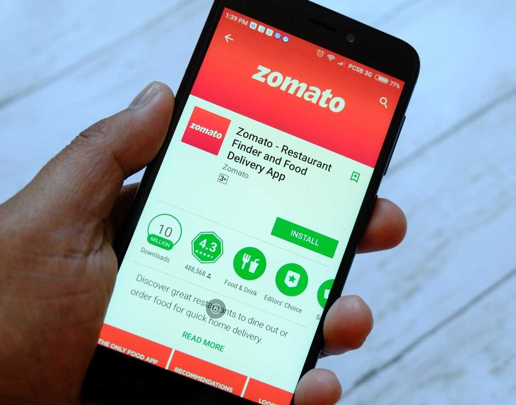 যানজটের কারণে পুজোর চার দিন এই সব অ্যাপের পরিষেবা অনেক জায়গাতেই বন্ধ থাকে। ঠাকুর দেখতে দেখতেই জোম্যাটো জানিয়ে দেবে আপনার লোকেশনের কাছাকাছি থাকা সেরা রেস্তরাঁর ঠিকানাও।