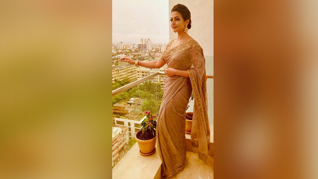 “আচ্ছা, দুগ্গা মায়ের কাছে এ বছর সবার সুস্থতা কামনার পাশাপাশি তো চাইতেই পারি বাস্তবেও ‘স্বর্ণজা’ হয়ে উঠতে? ওই রকম সরল, ভাল মনের মালকিন হতে! এমন প্রার্থনা দেবী মা শুনবেন না? প্রশ্ন কোয়েলের। একাধারে মা-মেয়ে-স্ত্রী হিসেবে, গ্ল্যামারের আলো ঘিরে থাকা টলিউড-কন্যে হিসেবেও। তথ্য সহায়তাঃ উপালী মুখোপাধ্যায়।