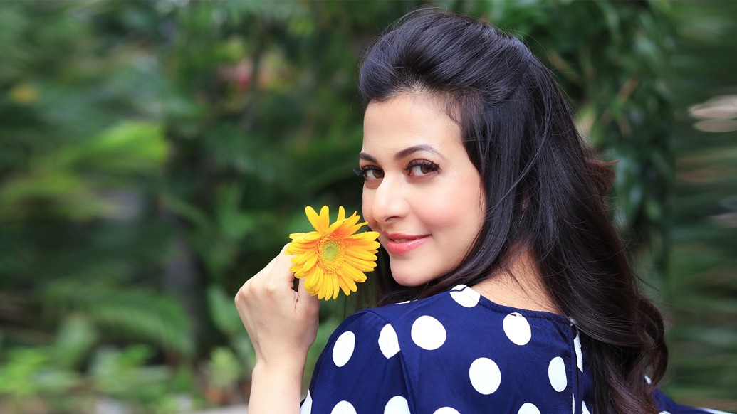 মল্লিকবাড়িতে অবশ্য মা দুর্গা আসবেন আচার মেনেই। এ বছর করোনা পরিস্থিতিতে পুজোয় যোগ দেবেন শুধু পরিবারের সদস্যরাই। অন্যান্য বছর আমন্ত্রিত থাকেন বাইরের বহু মানুষ। “বিশ্বাস করুন, খুব খারাপ লাগছে। কিন্তু সকলের মঙ্গলের কথা ভেবে এটুকু তো করতেই হবে,” বলছেন নায়িকা।