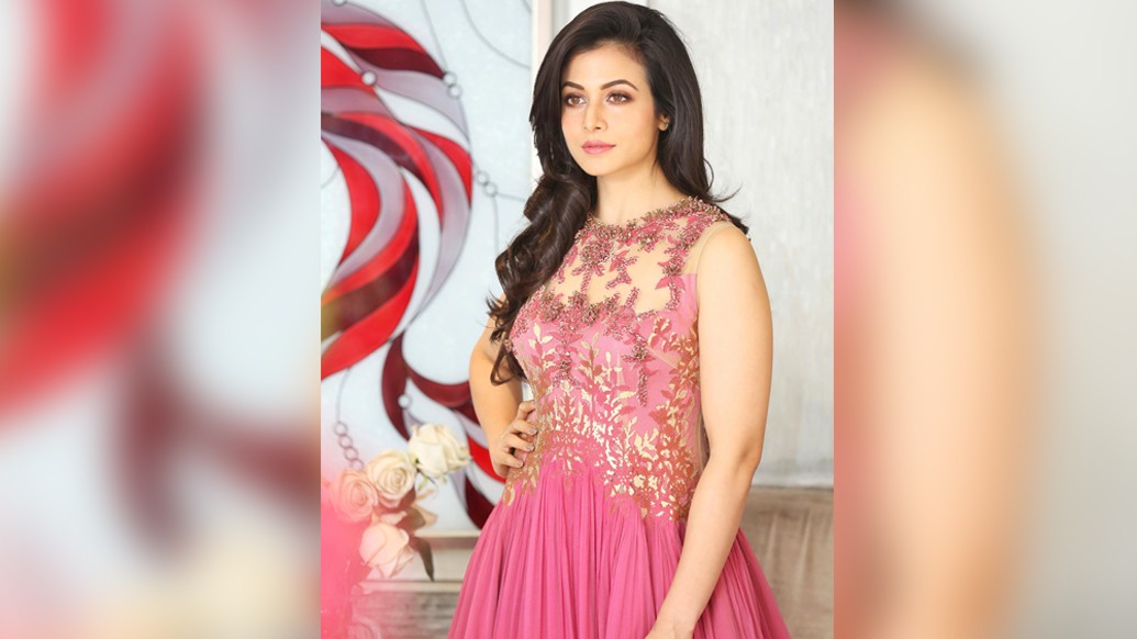 পুজো এলেই কোয়েল যেন ফিরে যান সেই ছোট্টবেলায়- “মনে পড়ে, ছোট বেলায় দালানে ঠাকুর তৈরি হত। আর আমি মাথা খেয়ে ফেলতাম সবার, ‘কবে ঠাকুর তৈরি শেষ হবে’ বলে বলে। ঠাকুর গড়া শেষ না হলে যে পুজোই হবে না!”