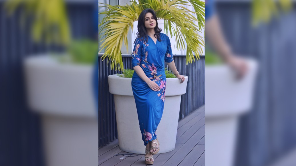 এ বছরটায় বেশি করে মনে পড়ছে ফেলে আসা পুজোর দিনগুলো। বললেন, “এই তো, গত বছরও দালান ভর্তি লোক। সকাল সকাল ঘুম থেকে উঠে স্নান সেরেই পুজোর কাজে ব্যস্ততা। আশা রাখি, মা দুর্গার আশীর্বাদে আগামী বছর আবার সব কিছু স্বাভাবিক হয়ে যাবে।”