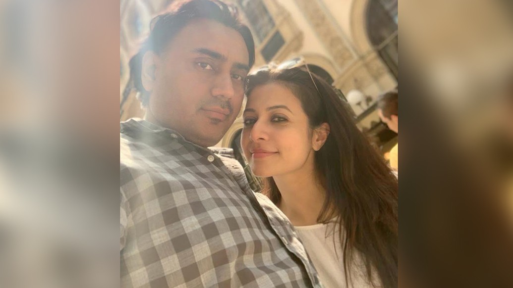 ব্যস্ত অভিনেত্রীই পুজোর দিনগুলোয় মল্লিকবাড়ির আদুরে মেয়ে। “বিয়ের আগেও পুজোর শাড়ি, জামা-কাপড়, গয়না মা গুছিয়ে দিতেন। এখনও তা-ই। না হলেই আমি শাড়ির সঙ্গে ম্যাচিং ব্লাউজ হাতড়াই। একবার সেলাই করে ছোড়দির ব্লাউজ পড়ে নিয়েছিলাম!” হেসে ফেলেন পর্দার দুষ্টুমিষ্টি নায়িকা।