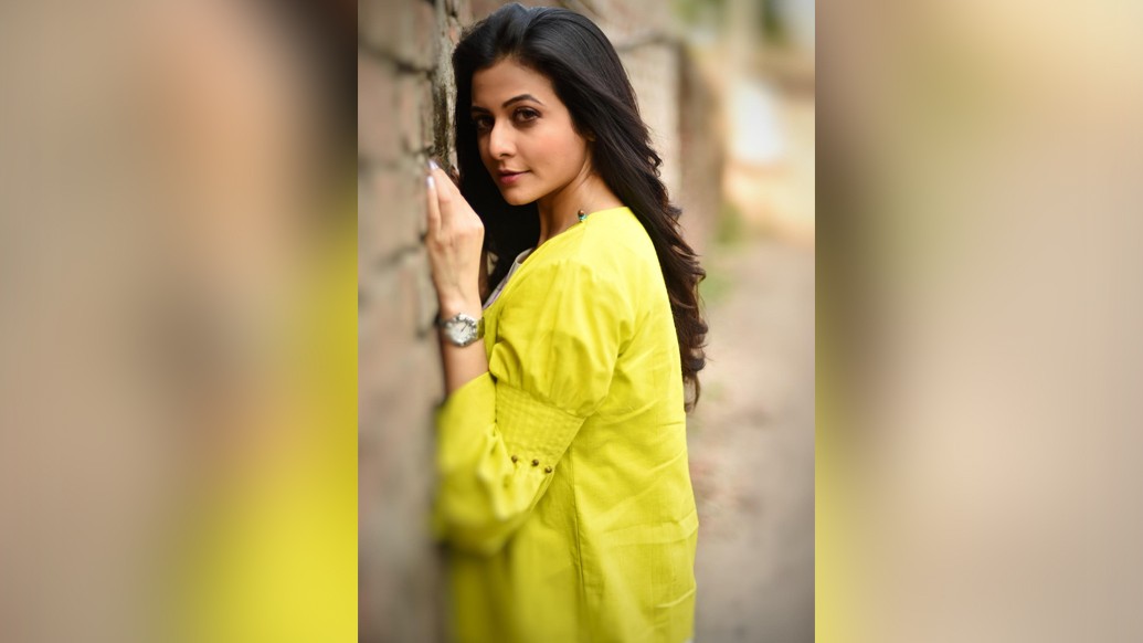 এ বছর পুজোয় মুক্তি পাচ্ছে তাঁর অভিনীত ছবি, সৌকর্য ঘোষালের ‘রক্ত রহস্য’। ওটিটি নয়, বড় পর্দাতেই। এ ছবিতে কোয়েল ‘স্বর্ণজা- সাধাসিধে, ভীষণ সরল মনের এক মেয়ে। জীবনের হাজার ঘাত প্রতিঘাত যাকে বদলাতে পারে না একটুও।