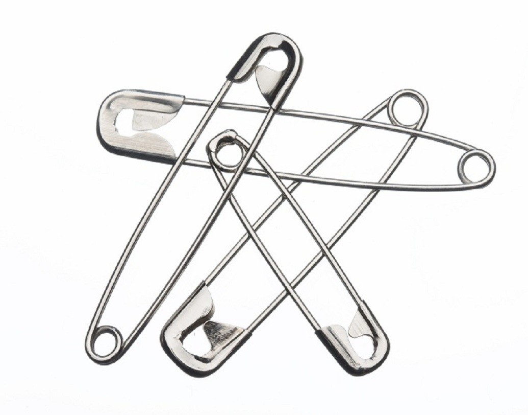 পুজোর সময় প্যান্ডেল দর্শনে বাস, ট্রাম, মেট্রোই ভরসা। পথে তাড়াহুড়োয় হঠাত্ জামার সেলাই খুলে যাওয়া, ছিঁড়ে যাওয়ার মতো ঘটনা ঘটতেই পারে। তাই ব্যাগে একপাতা সেফটি পিন সব সময় রাখুন।