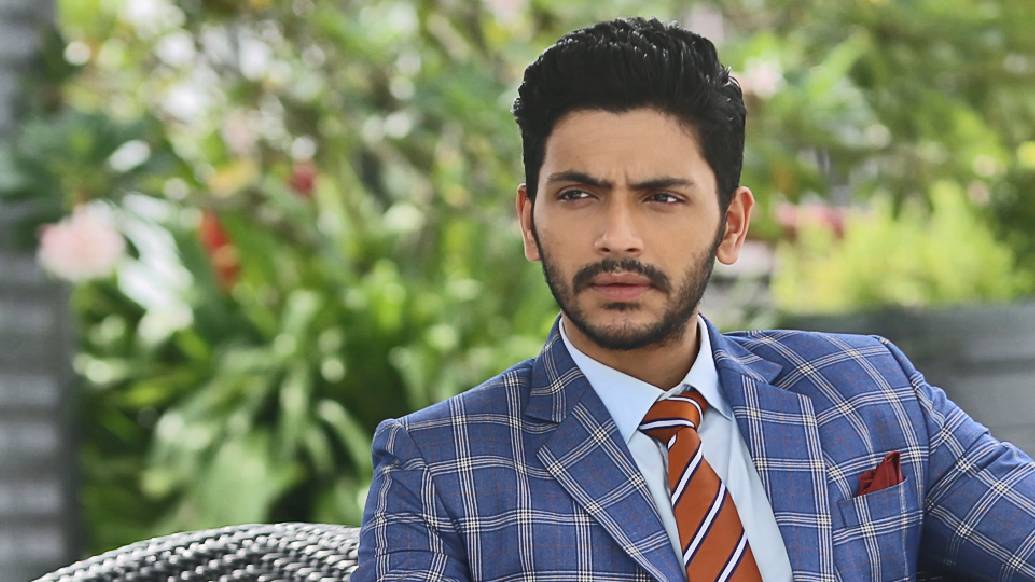 এ বার পুজো অন্য চোখে দেখছেন অভিনেতা অর্জুন চক্রবর্তী। আনন্দবাজার ডিজিটালের জন্য এক্সক্লুসিভ শ্যুটে তিনি বললেন, “বেটার অপশন হল গাড়ি করে মেয়ে, বৌকে নিয়ে টুক করে ঠাকুর দেখে নেওয়া। একটু সন্ধে সন্ধে হবে, চারপাশ ঝলমলিয়ে উঠবে নানা রঙের আলোয়। আর গাড়িতে আমরা তিন জন। ব্যস!”
