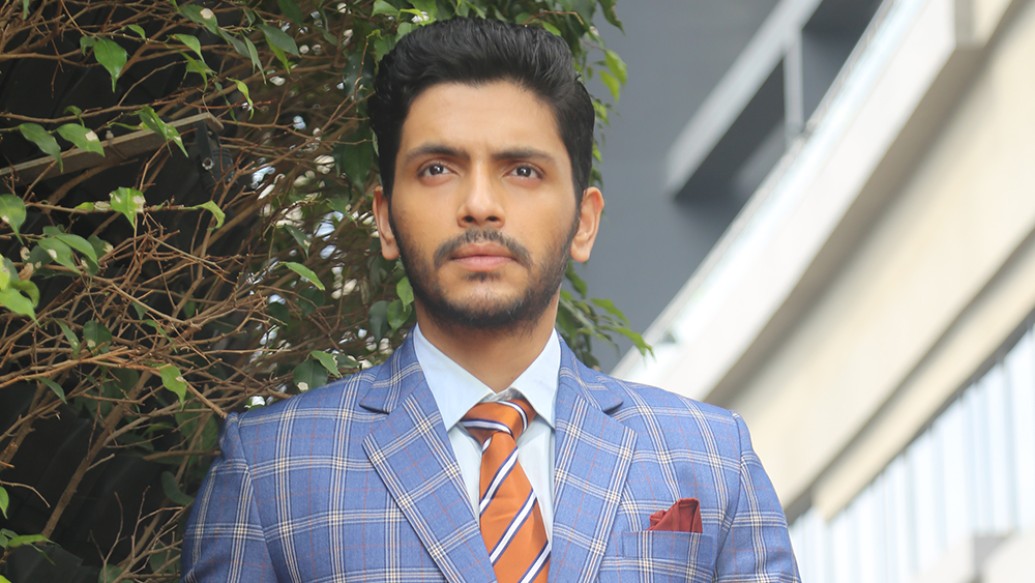 এ বার আর একটি নতুন রহস্য ওয়েব সিরিজ নিয়ে পর্দায় আসতে চলেছেন অর্জুন-মধুমিতা। ছবির নাম ‘দেবদাস ও একটি খুনের গল্প'। ছবিটিতে অভিনয় করবেন রাইমা সেন-ও। পুজোর পরেই শুরু হবে শুট। পোশাক: দীপক ও মধু; জুতো: রোহন অরোরা; হেয়ার এবং মেকআপ: অভিজিৎ পাল; স্টাইলিং: পৌলমী গুপ্ত।