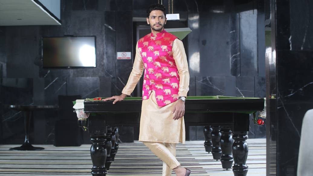 পুজো শুধু প্যান্ডেল, ঠাকুর বা আলোর সাজ তো নয়। পুরো আবহ নিয়ে বাঙালির শারদীয়া। গাড়িতে বসেই ‘চোখ ক্যামেরা’য় সেই আমেজ ধরে নিতে চান অর্জুন