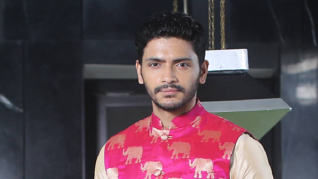 স্টাইলিস্ট পৌলমী গুপ্তর কথায় বেজ রঙা কুর্তা পাজামা আর ফুশিয়া অ্যাসিমেট্রিক জহর কোর্ট পরতে পরতে অর্জুন বললেন, “ওয়্যার্ড্রোবে আমার একটু ভারী রং আর কাজের বেশ কিছু পাঞ্জাবি আছে। লোকে তাই দেখে বলে, অর্জুন প্রচণ্ড ফ্যাশানিস্ত।  আমি আদৌ সেটা নই।”