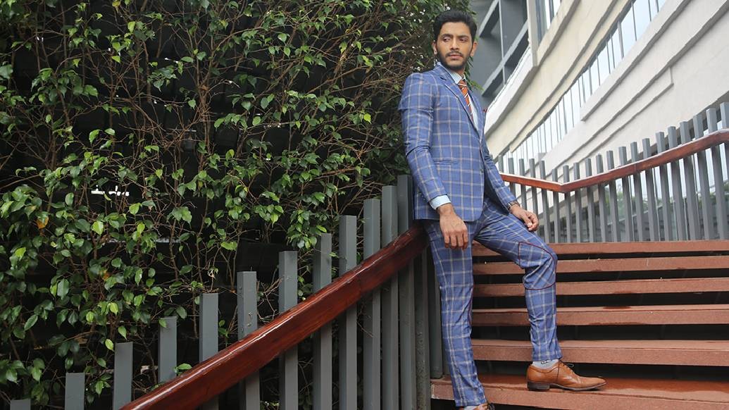 তবে যে ইনস্টাগ্রামে জমকালো পোশাকে দেখা যায়? “সেগুলো পুরোটাই ফ্যাশন শুটের জন্য। ওগুলো পরে আমি স্বচ্ছন্দ নই। তবে পাঞ্জাবি  পরতে ভালবাসি। এক কালার বা সলিড কালার, ভারী কাজের নয়।”