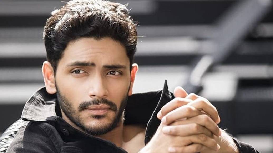 শ্যুট ছাড়া ওয়েস্টার্ন পোশাকেই অভ্যস্ত তিনি। জানালেন, ছেলেবেলায় একেবারেই এথনিক পোশাক গায়ে তুলতেন না। এখন উৎসব মানেই সনাতনী সাজ। কাজের দিলে টি-শার্ট, জগার্স অবশ্যই। তবে পুজোয় সাজবেন সংস্কৃতি মেনে।